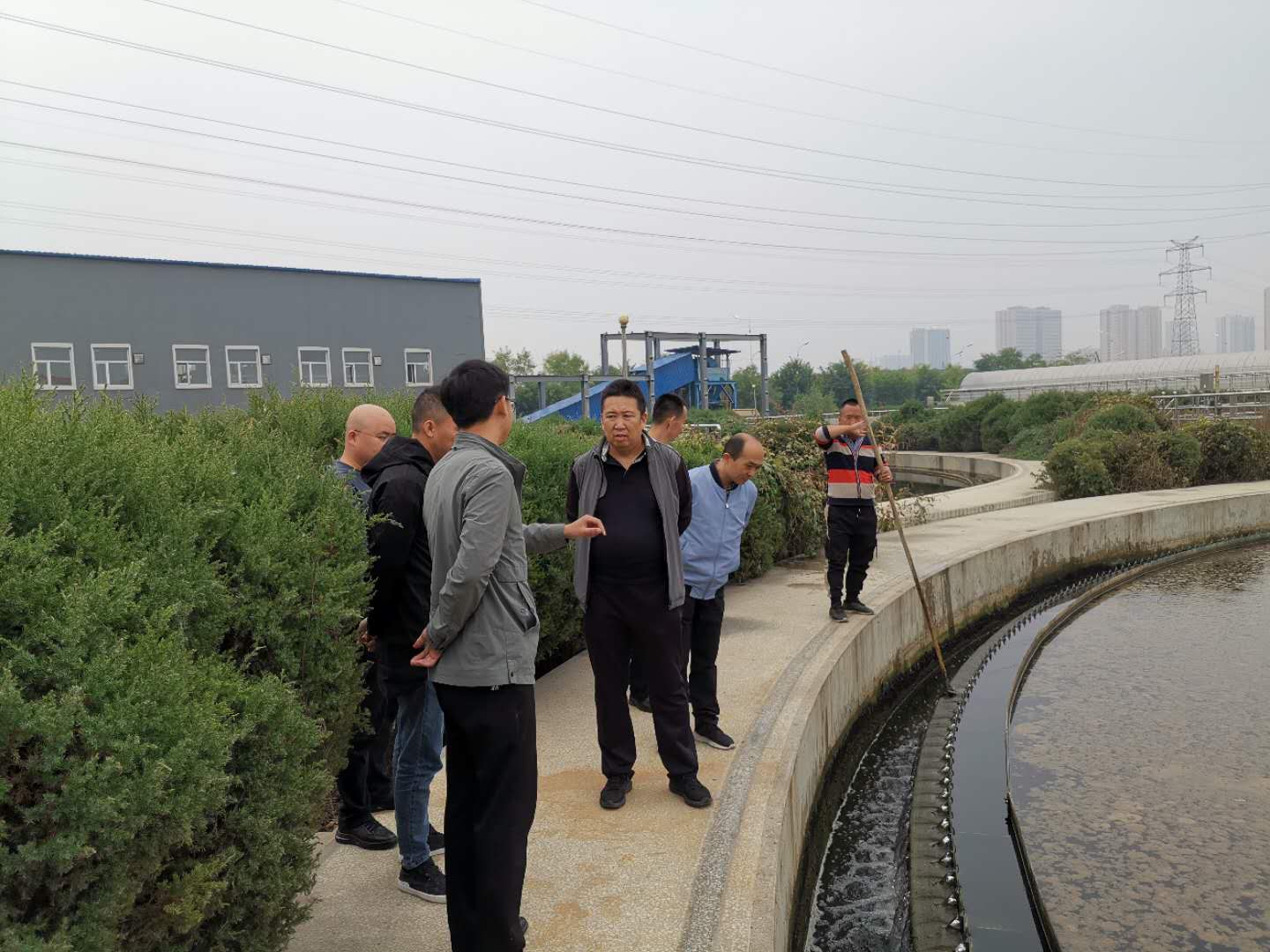 公司總經(jīng)理王建人在供水、污水生產(chǎn)一線開展風險隱患排查 (2).jpg